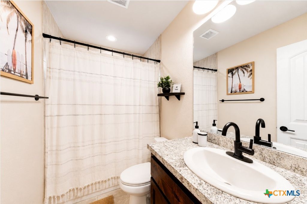 Image 12 of property listing at 863 Roadrunner Spur, Canyon Lake, TX 78133