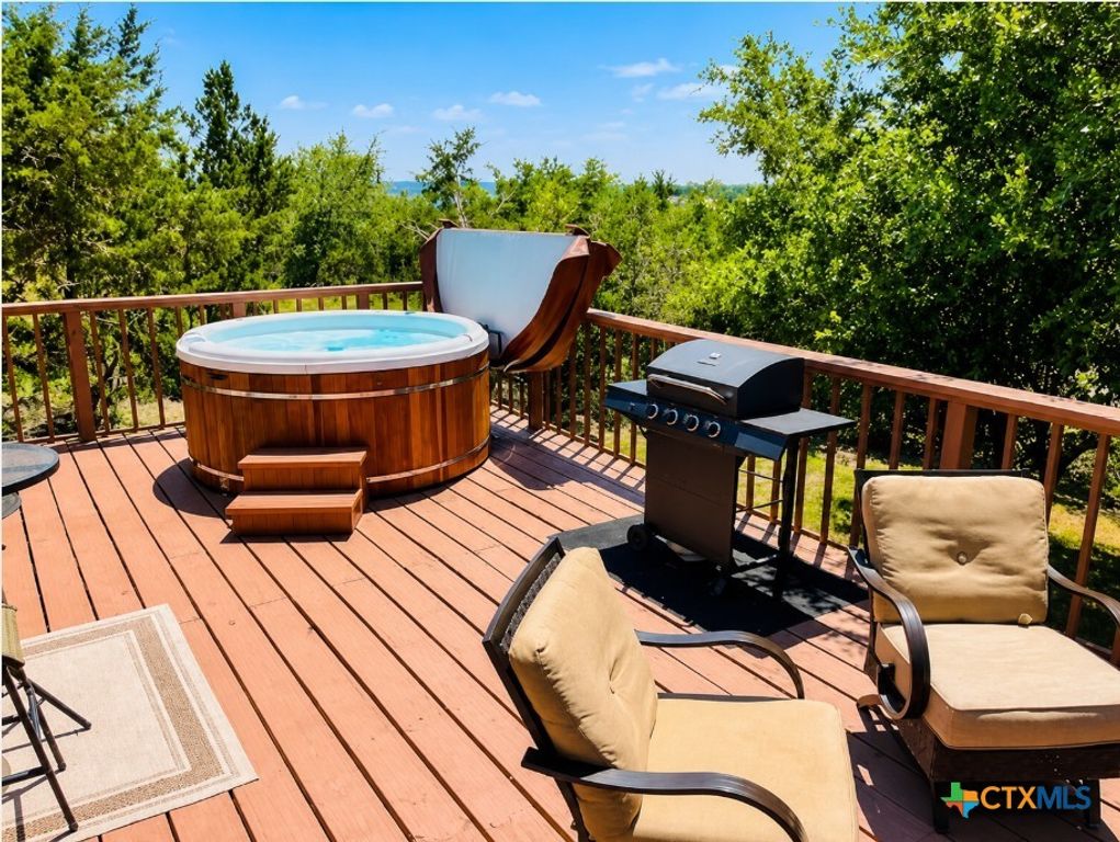 Image 13 of property listing at 863 Roadrunner Spur, Canyon Lake, TX 78133