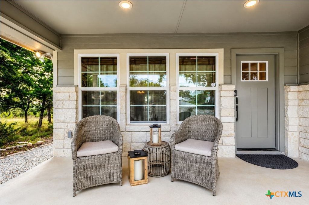 Image 2 of property listing at 863 Roadrunner Spur, Canyon Lake, TX 78133