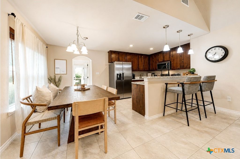 Image 6 of property listing at 863 Roadrunner Spur, Canyon Lake, TX 78133