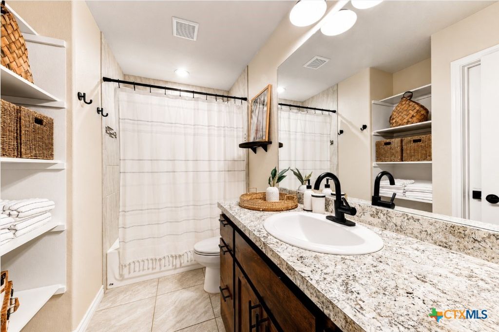 Image 9 of property listing at 863 Roadrunner Spur, Canyon Lake, TX 78133