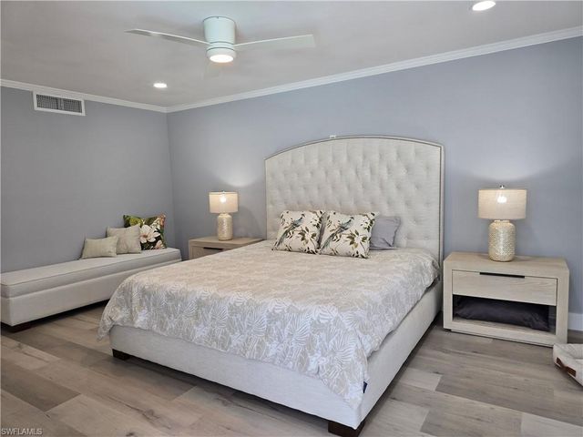 557 Parkwood LN, Naples, FL 34103