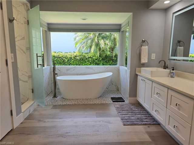 557 Parkwood LN, Naples, FL 34103