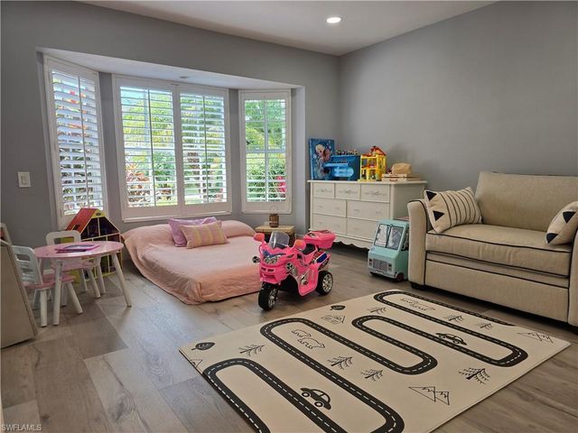 557 Parkwood LN, Naples, FL 34103