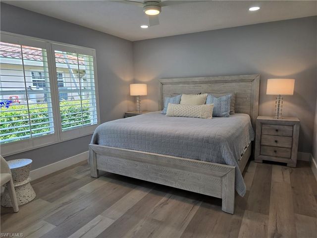 557 Parkwood LN, Naples, FL 34103