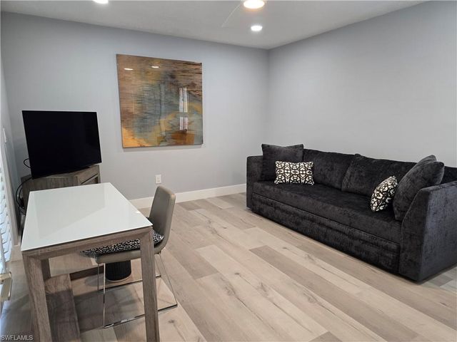 557 Parkwood LN, Naples, FL 34103