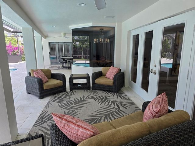 557 Parkwood LN, Naples, FL 34103