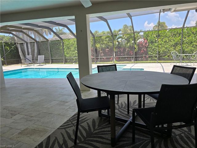 557 Parkwood LN, Naples, FL 34103