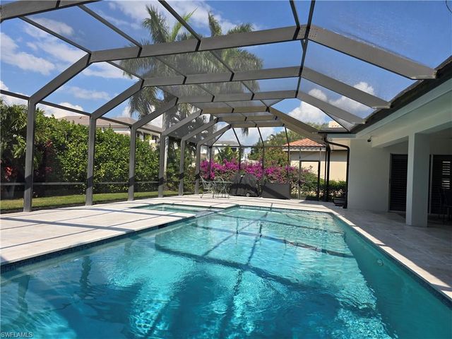 557 Parkwood LN, Naples, FL 34103