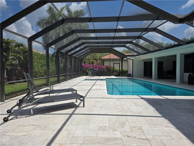 557 Parkwood LN, Naples, FL 34103