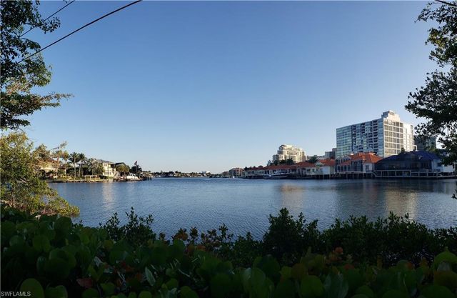 557 Parkwood LN, Naples, FL 34103