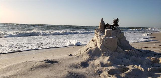 557 Parkwood LN, Naples, FL 34103