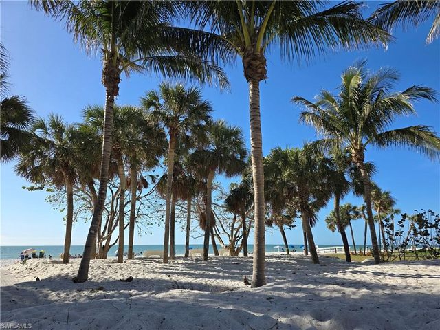 557 Parkwood LN, Naples, FL 34103