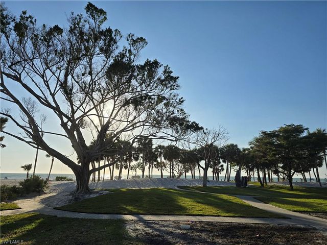 557 Parkwood LN, Naples, FL 34103