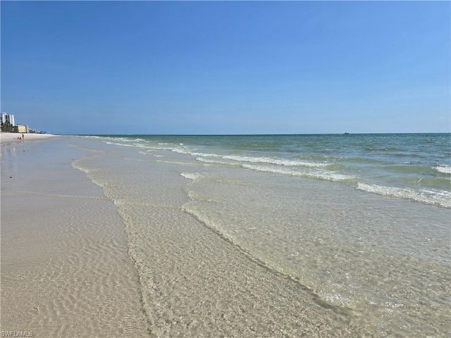 557 Parkwood LN, Naples, FL 34103