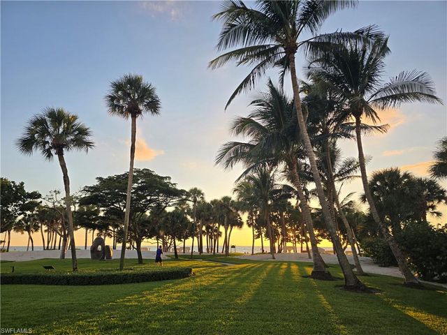 557 Parkwood LN, Naples, FL 34103