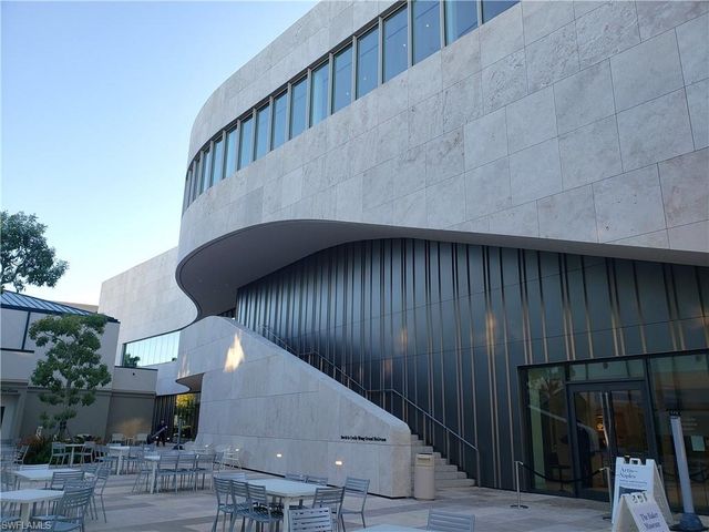 557 Parkwood LN, Naples, FL 34103