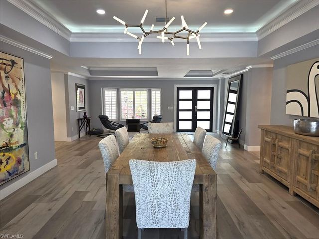 557 Parkwood LN, Naples, FL 34103