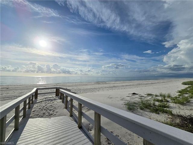 557 Parkwood LN, Naples, FL 34103