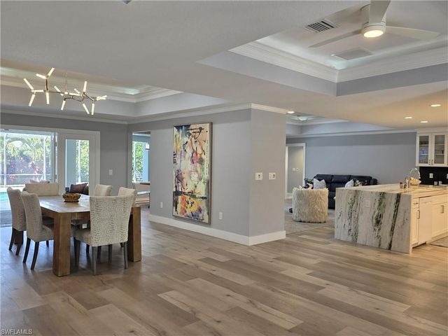 557 Parkwood LN, Naples, FL 34103