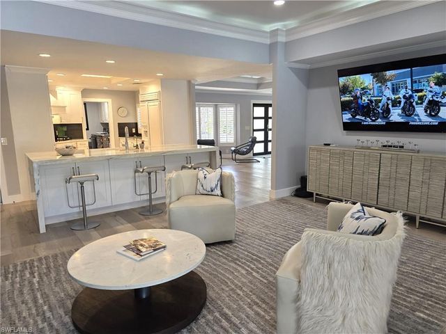 557 Parkwood LN, Naples, FL 34103