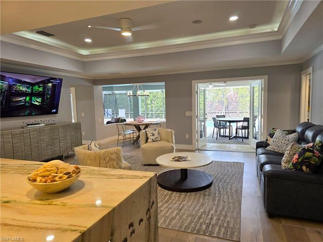 557 Parkwood LN, Naples, FL 34103