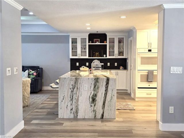 557 Parkwood LN, Naples, FL 34103