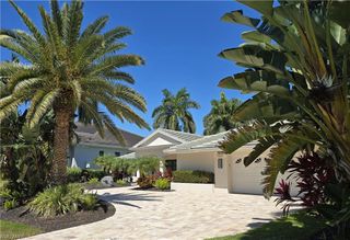 557 Parkwood LN, Naples, FL 34103