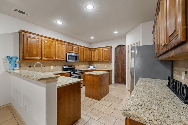 6805 Biondi Trail, Arlington, TX 76001