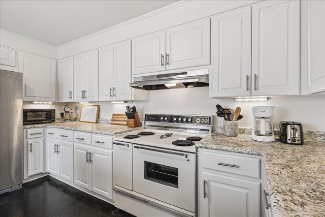 560 W WOODLAND HEIGHTS DR, Holly Springs, MS 38635