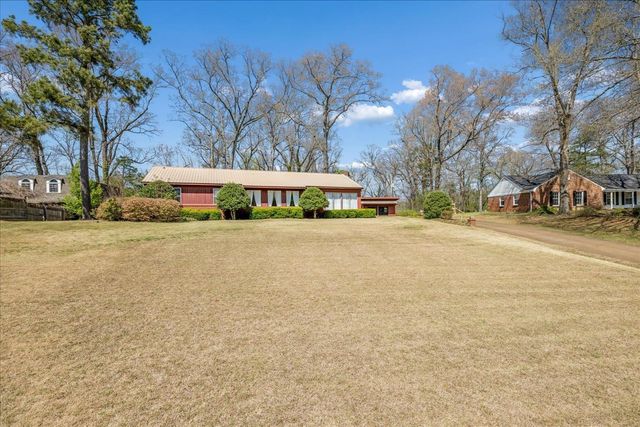 560 W WOODLAND HEIGHTS DR, Holly Springs, MS 38635