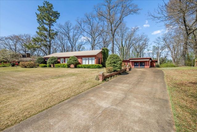 560 W WOODLAND HEIGHTS DR, Holly Springs, MS 38635
