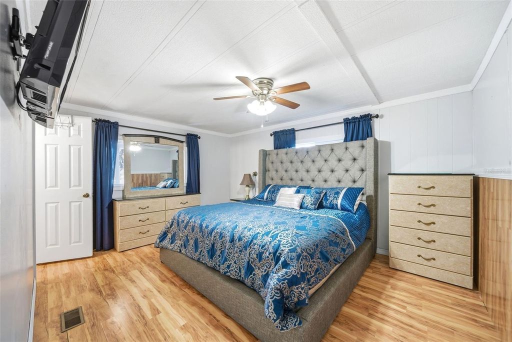 Image 13 of property listing at 3006 HORSE SHOE COURT, Orlando, FL 32822