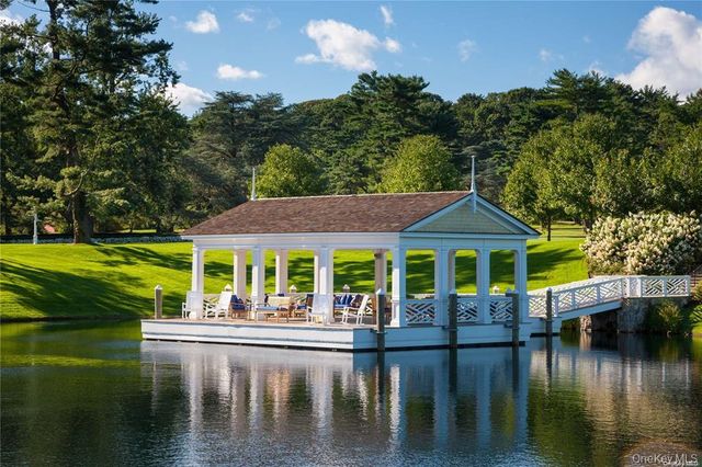 6 Stable Lane, Old Westbury, NY 11568