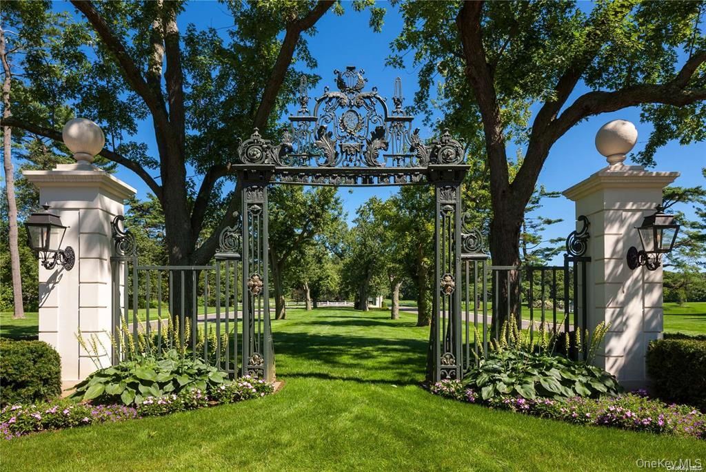 6 Stable Lane, Old Westbury, NY 11568