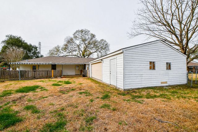 919 Forest Oaks Drive, Houston, TX 77017