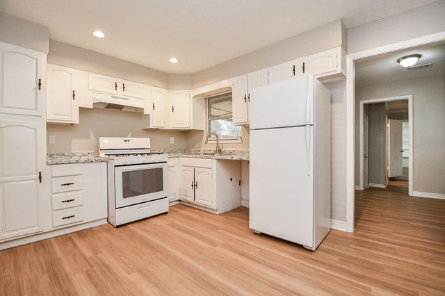 919 Forest Oaks Drive, Houston, TX 77017