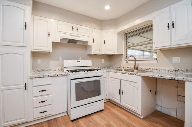 919 Forest Oaks Drive, Houston, TX 77017