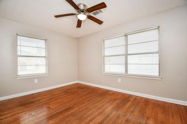 919 Forest Oaks Drive, Houston, TX 77017