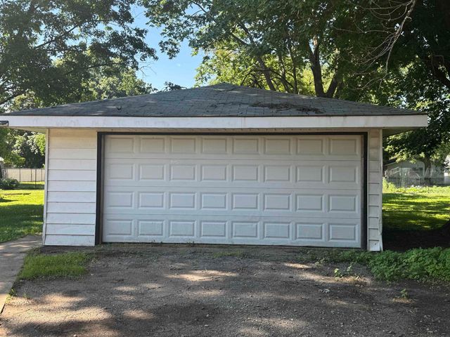 200 16th Avenue, Charles City, IA 50616