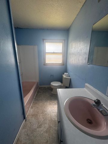 200 16th Avenue, Charles City, IA 50616