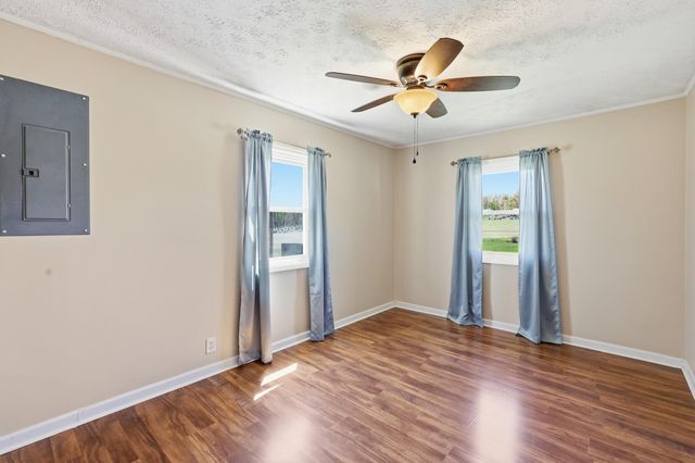 120 New Cut Road, Jeffersonville, KY 40337