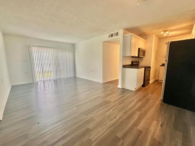 1215 N Benoist Farms Road 203, West Palm Beach, FL 33411