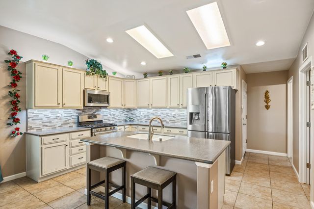 3624 N Jackie Street, Visalia, CA 93291