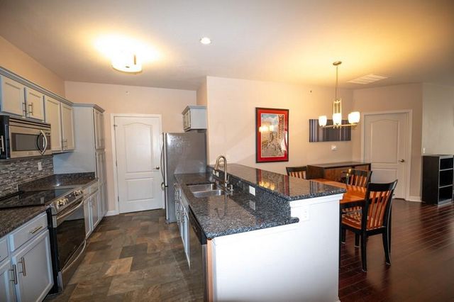 1619 N Farwell AVENUE #201, Milwaukee, WI 53202