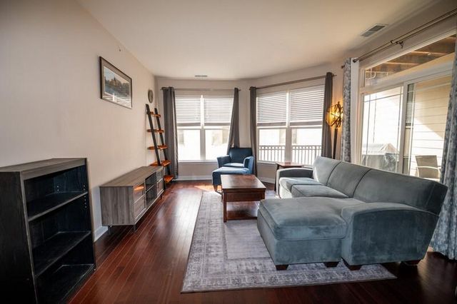 1619 N Farwell AVENUE #201, Milwaukee, WI 53202