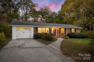 1074 5th Avenue Court NW, Hickory, NC 28601