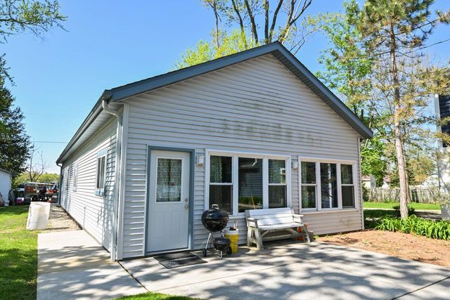 W944 Shorewood DRIVE, East Troy, WI 53120