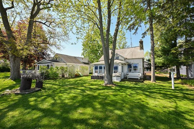 W944 Shorewood DRIVE, East Troy, WI 53120