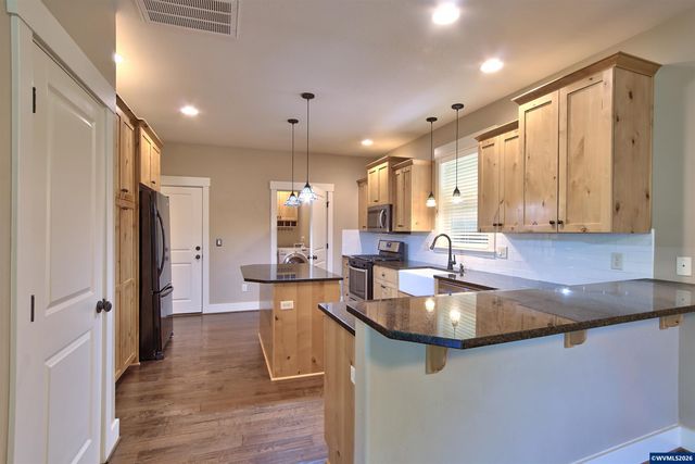 957 SW Fellows St, Mcminnville, OR 97128